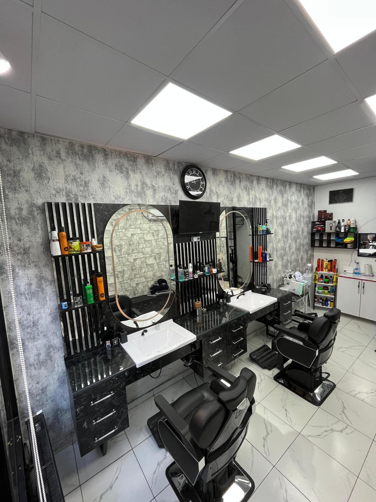 Nevşehir erkek kuaförü YK Berber salon içi ayna ve koltuk düzeni